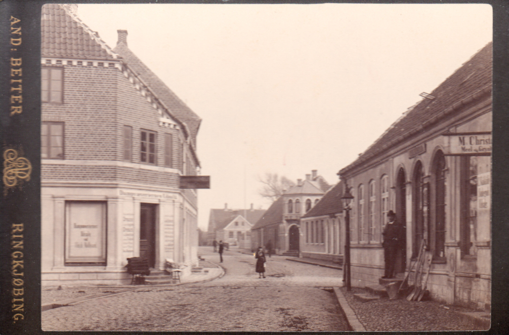 Algade-7 Historie